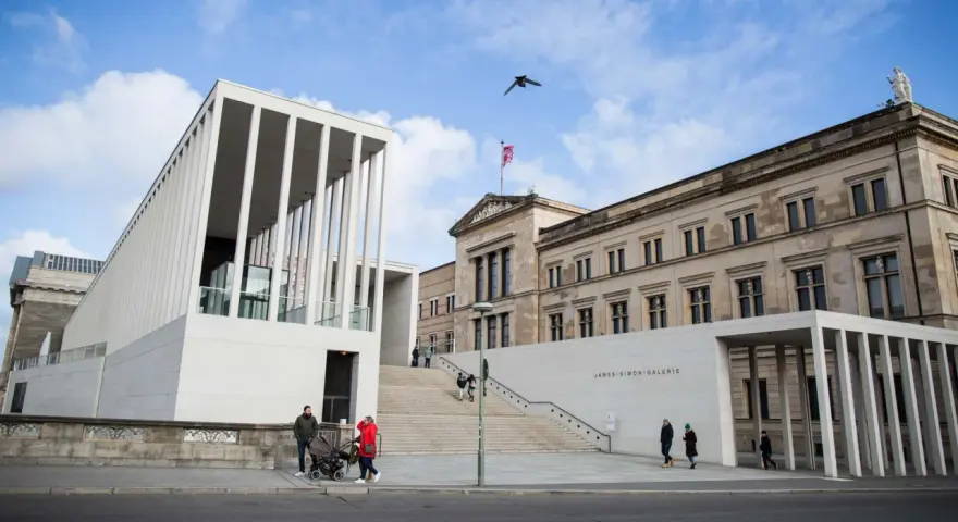 Nowoczesna architektura James-Simon-Galerie obok klasycznego budynku, który jest częścią Muzeum Pergamońskiego.