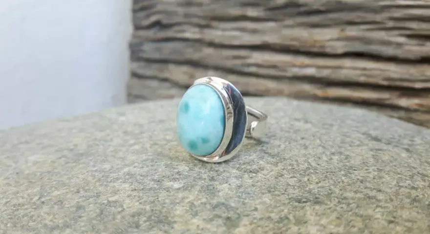 Anello con una splendida pietra preziosa larimar, che ricorda le onde del mare.