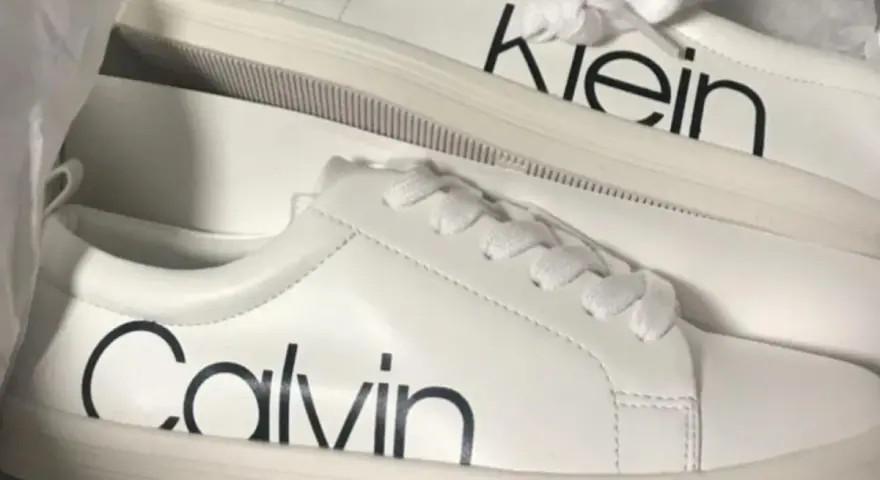Stylowe, białe calvin klein sneakersy damskie z dużym logo. Idealne do codziennych stylizacji.