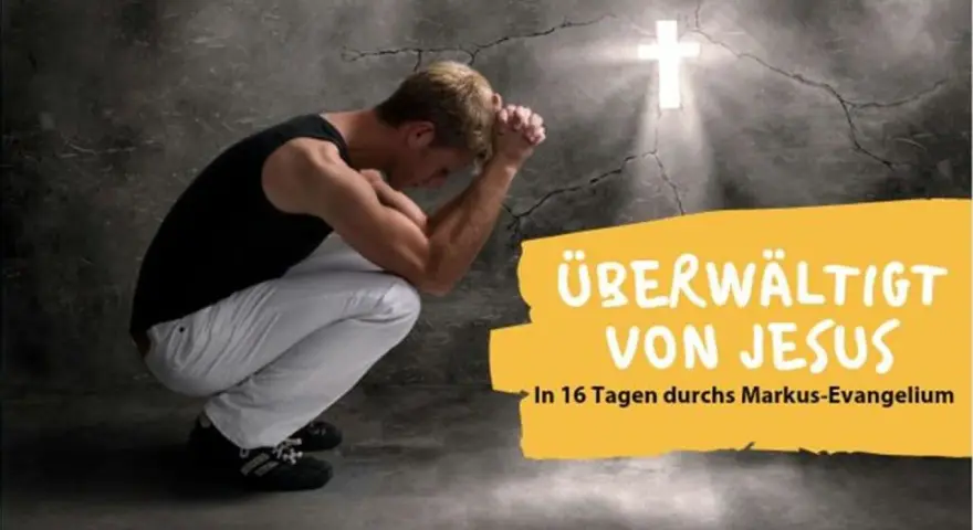 Mann kniet betend vor einem leuchtenden Kreuz. "Überwältigt von Jesus" – wie in Markus 13, 32.