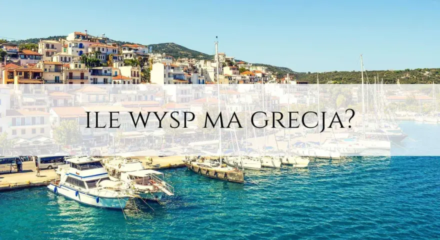 Port z łodziami i miasteczkiem na wzgórzu. Tekst: "Ile wysp ma Grecja?".