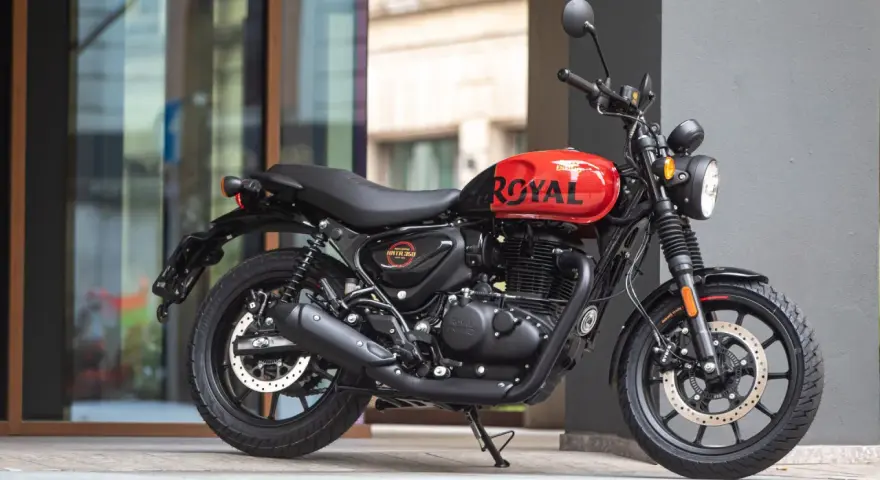 Royal Enfield Hunter 350, pronta a sfrecciare. La sua velocità massima è un invito all'avventura urbana.