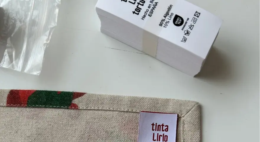 Etiquetas de lino textil para "Tinta Lirio Tortuga", 90% algodón, 10% lino, hechas en España.