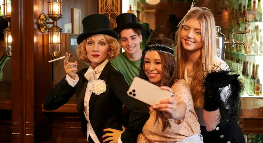 W Muzeum Figur Woskowych w Berlinie, trzy przyjaciółki robią sobie selfie z Marlene Dietrich.