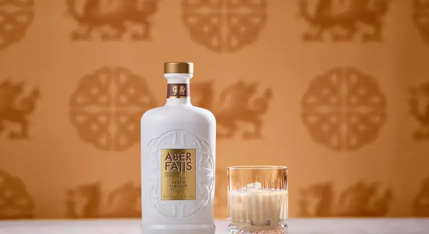 Elegancka butelka Aber Falls Cream Liqueur i szklanka z lodem, idealne na chwilę relaksu z tym wyśmienitym irish cream.