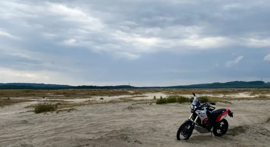Motocykl na piaszczystym terenie, idealny na szlak Orlich Gniazd samochodem trasę.