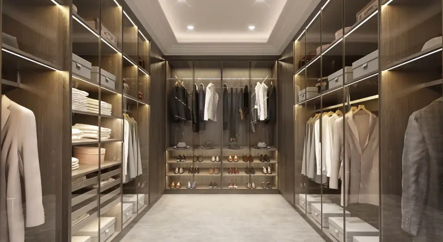 Cabina armadio aperta o chiusa, con abiti ordinati su mensole e grucce, scarpe esposte e scatole contenitive.