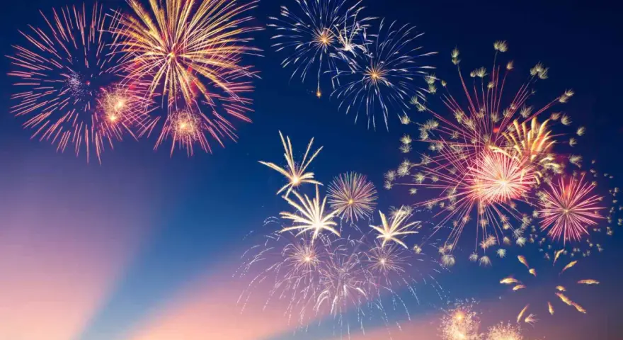Feuerwerk erhellt den Nachthimmel, ein Symbol für die **Bedeutung von Silvester** und den Beginn eines neuen Jahres.