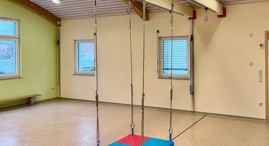 Therapieschaukel für Kinder im Test. Die Schaukel hängt von einer Deckenkonstruktion herab und ist bereit für den Einsatz.