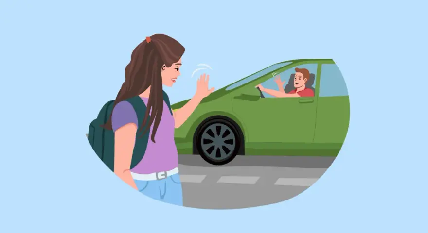 Una chica con mochila se despide con la mano, diciendo "chao en francés", a un chico en un coche verde.