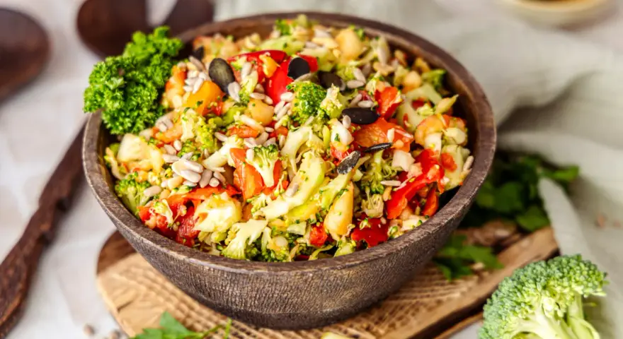 Frischer Brokkolisalat mit Paprika, Kichererbsen und Kernen, zubereitet im Thermomix.