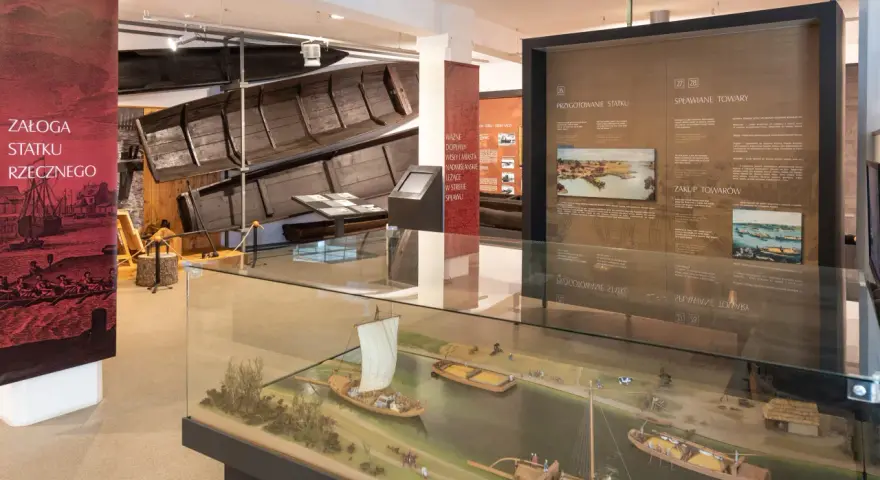 W muzeum Wisły zobaczysz modele łodzi i wystawy o historii transportu rzecznego.