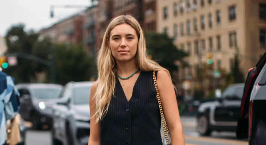 Donna con panciotto gessato, un accessorio che aggiunge un tocco di stile e raffinatezza. Il suo significato è eleganza e audacia.