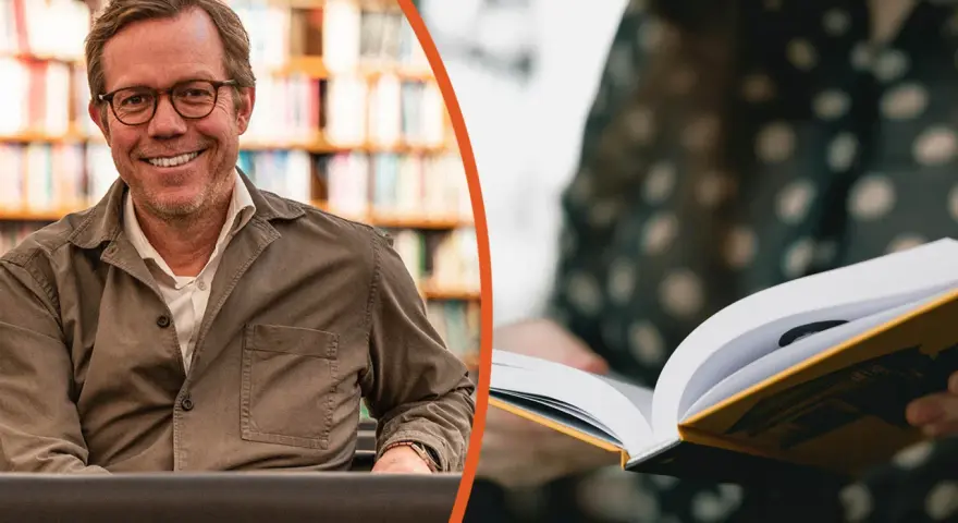 Glad man med glasögon ler vid en bokhylla. En person läser en bok, vilket visar dess betydelse.