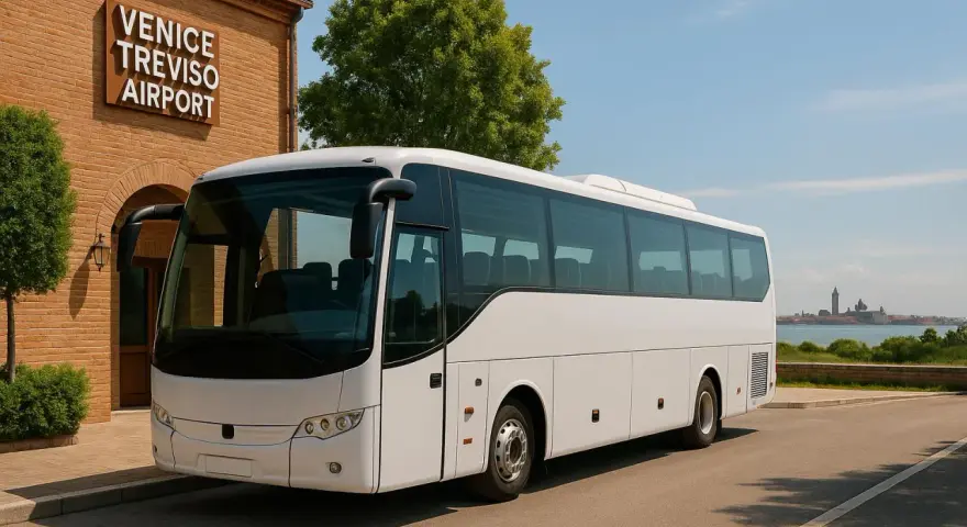 Autobus przed budynkiem lotniska Treviso. Idealny sposób, jak dojechać z lotniska Treviso do Wenecji, z widokiem na miasto w oddali.