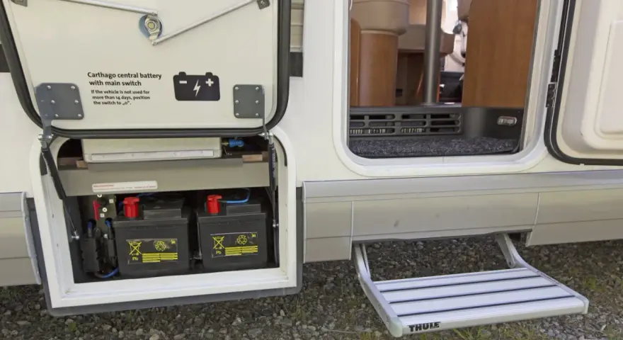 Två batterier i en Fiat Ducato, redo för att byta bodelsbatteri. En utdragbar trappa syns också.
