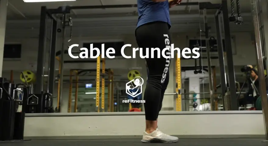 Person utför cable crunches i ett gym.