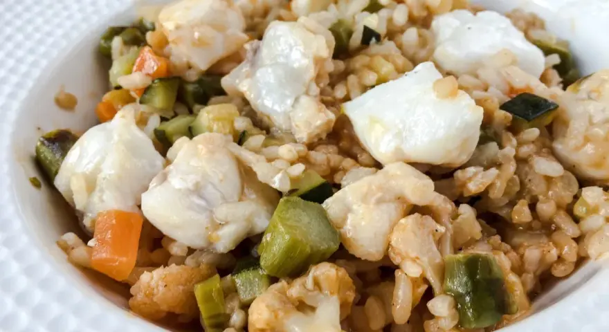Delicioso arroz con rape y verduras, un plato reconfortante y lleno de sabor.