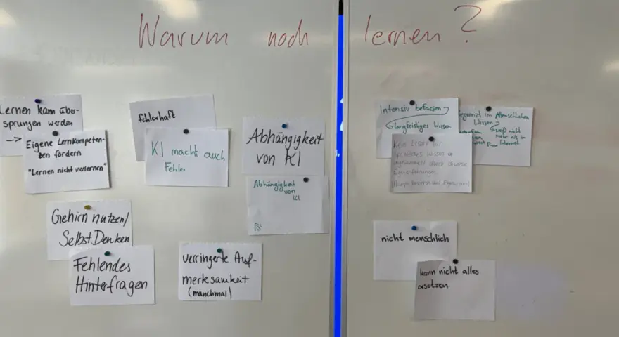 Notizen an einer Tafel: "Warum noch lernen?" mit Stichpunkten wie "KI macht auch Fehler" und "Selbst Denken". Wann schreibt man dass mit doppel s? Bei "dass" immer mit ss.