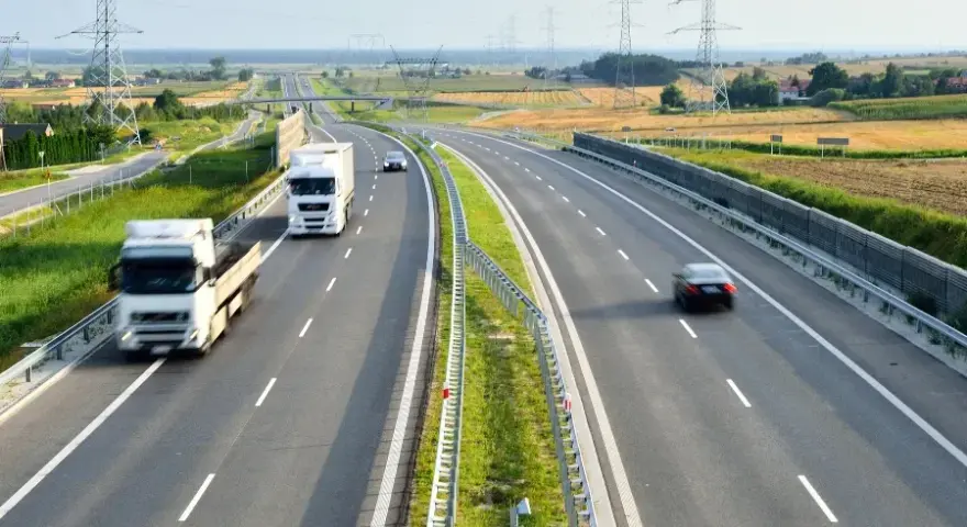 Ile może jechać ciężarówka na autostradzie? Sprawdź ważne przepisy