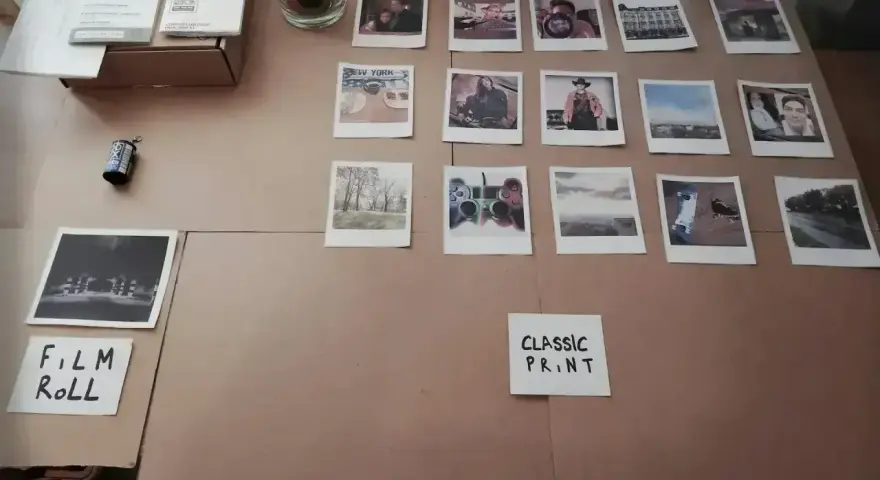 Zdjęcia w stylu Polaroid, obok notatki "FILM ROLL" i "CLASSIC PRINT". Zastanawiasz się, ile kosztuje wydrukowanie zdjęcia w Rossmannie?