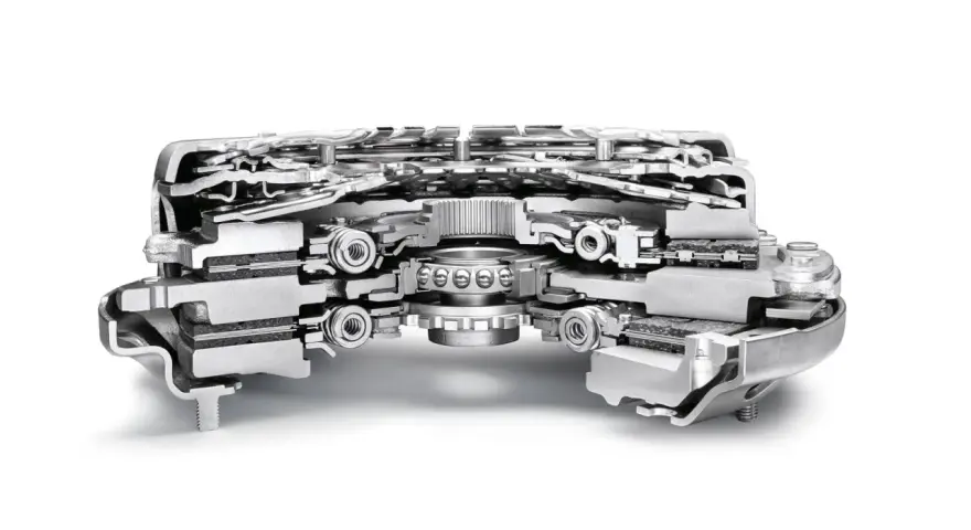 Przekrój skrzyni biegów DSG z widocznymi elementami mechanicznymi i sprzęgłami.