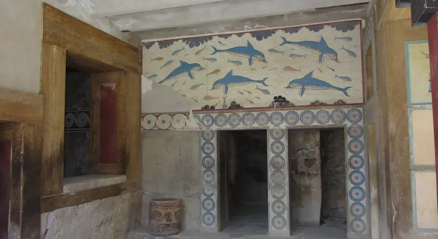 Malowidło z delfinami i rybami zdobi ściany pałacu w Knossos, gdzie według legendy znajdował się labirynt Minotaura.