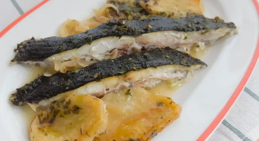 Rodaballo al horno con patatas y cebolla, un plato jugoso y lleno de sabor.