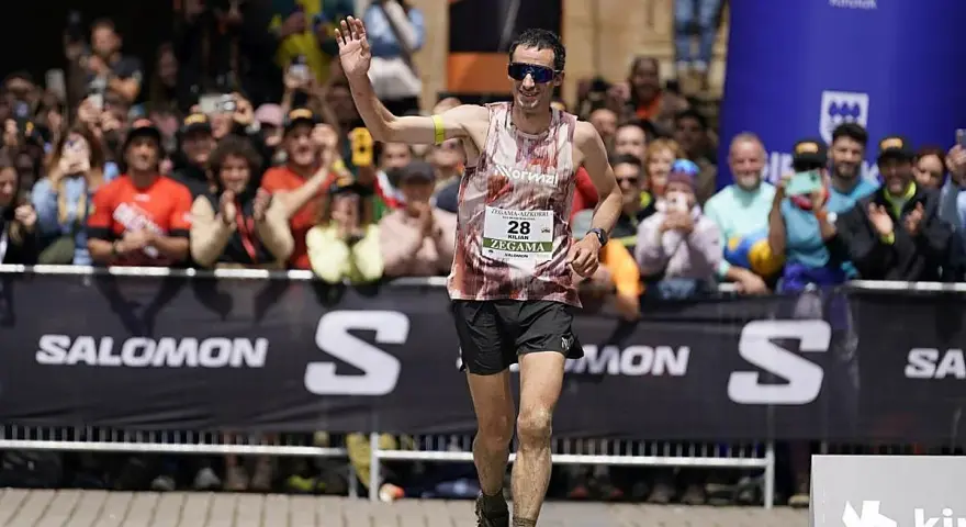 Kilian Jornet cruza la meta en Zegama, saludando a la multitud.