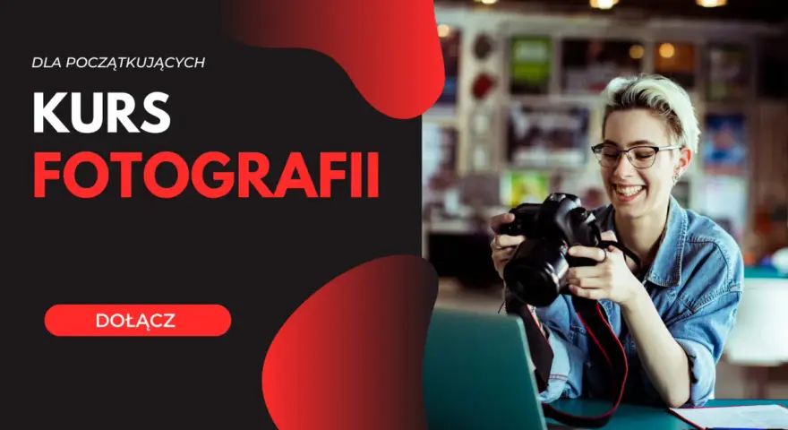 Uśmiechnięta dziewczyna z aparatem, kurs fotografii dla początkujących. Dowiedz się, iso co to jest i jak robić świetne zdjęcia.