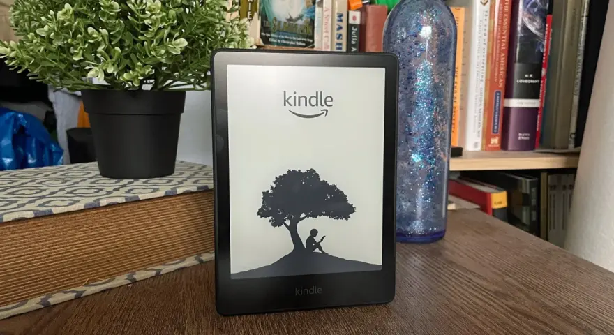Czytnik Kindle z grafiką drzewa i siedzącą pod nim postacią. Idealny do przechowywania wielu **plików epub**.