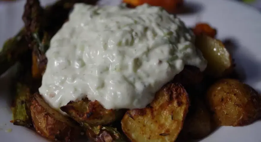Pieczone ziemniaki i szparagi z kremowym sosem tzatziki. Pyszne i zdrowe danie.