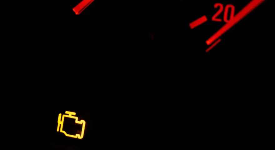 Das **mkl blinkt** auf dem Armaturenbrett. Die gelbe Motorkontrollleuchte leuchtet neben der roten Tachonadel.