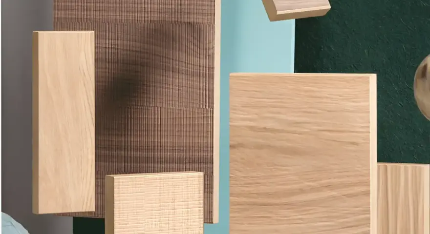 Muestras de madera con veta marcada, algunas con texturas lineales y otras lisas, sobre fondos de colores.