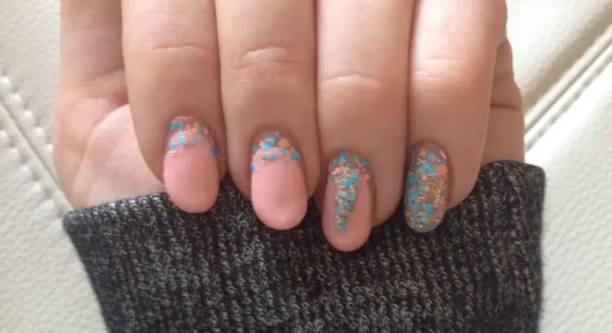 Odrosty na paznokciach? 15-minutowy ratunek i trwały manicure!