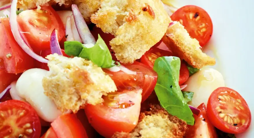Ein frischer Brotsalat mit Tomaten, Mozzarella und Basilikum. Dieses Brotsalat Rezept ist perfekt für den Sommer.