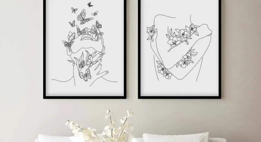 Deux tableaux abstraits noir et blanc gris : un visage orné de papillons, l'autre une silhouette embrassant des fleurs.