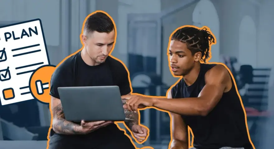 Entrenador y cliente revisan un programa de entrenamiento en una laptop. Un icono de lista de tareas pendientes con "PLAN" destaca.