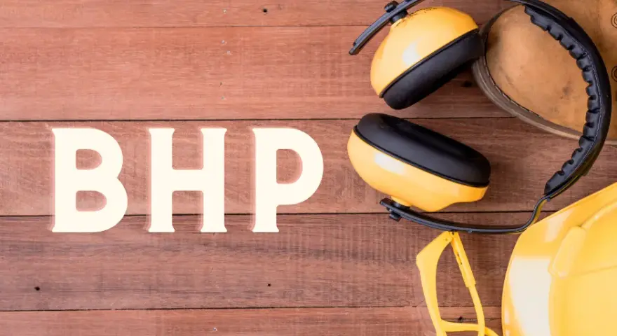 Co powinna zawierać instrukcja bhp, aby zapewnić bezpieczeństwo w pracy?