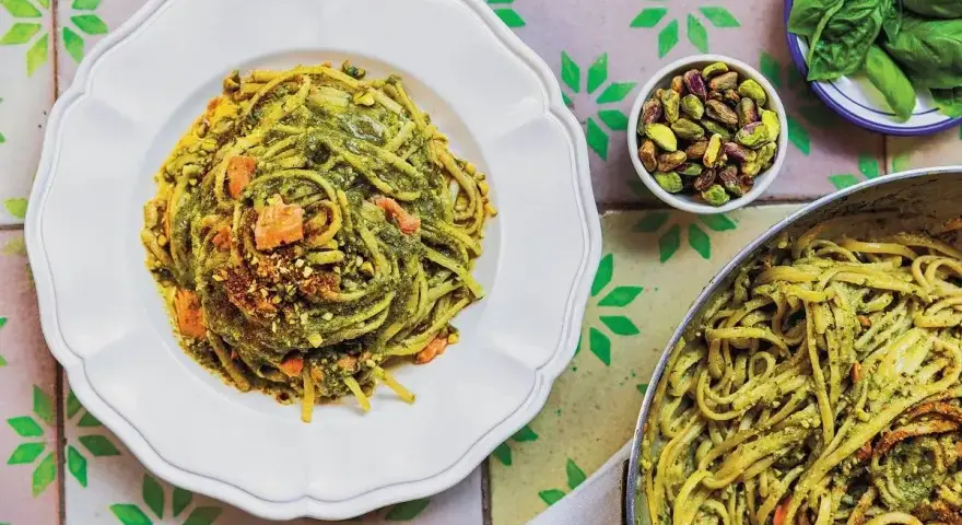 Makaron z pesto, posypany pistacjami i kawałkami łososia. Idealny pomysł, co dodać do makaronu z pesto, by był jeszcze pyszniejszy.