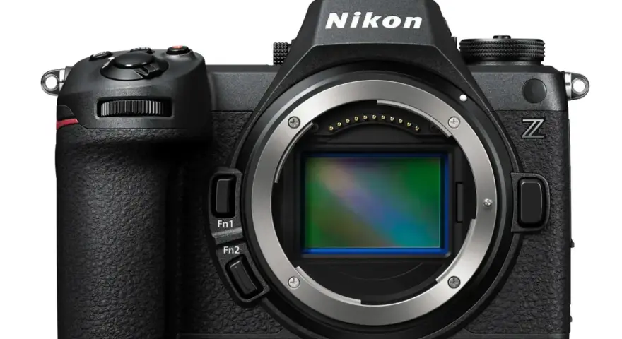 Zbliżenie na korpus czarnego aparatu Nikon Z z widocznym sensorem.