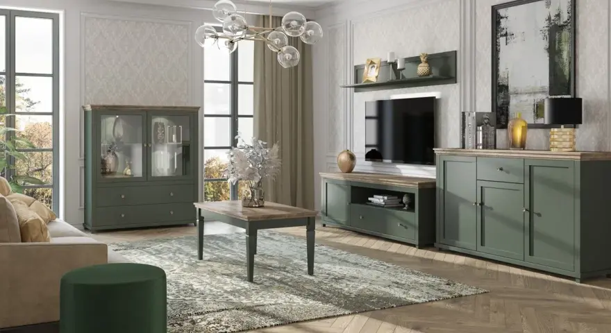 Elegancki salon z meblami w kolorze khaki. W centrum stolik kawowy, obok komoda i witryna. Na ścianie telewizor i półka.