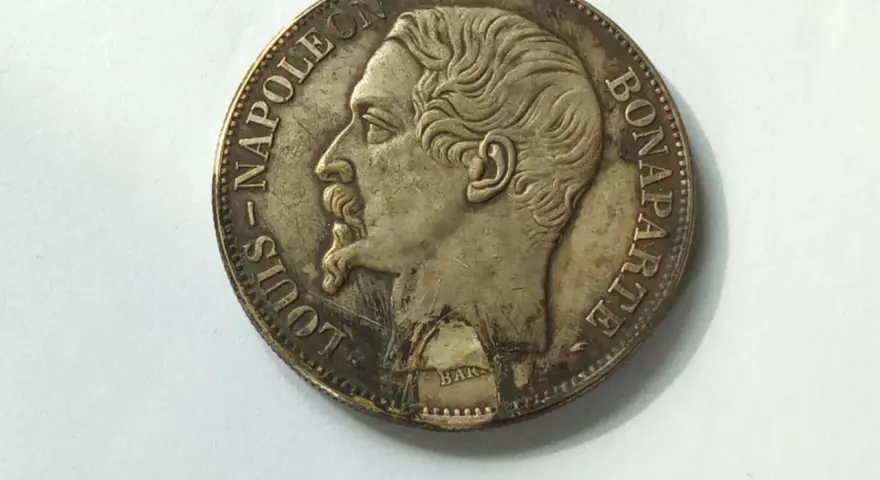 Pièce de monnaie ancienne, profil de Louis-Napoléon Bonaparte, inscription "LOUIS-NAPOLEON BONAPARTE". La valeur pièce louis-napoléon bonaparte 1852 est estimée.