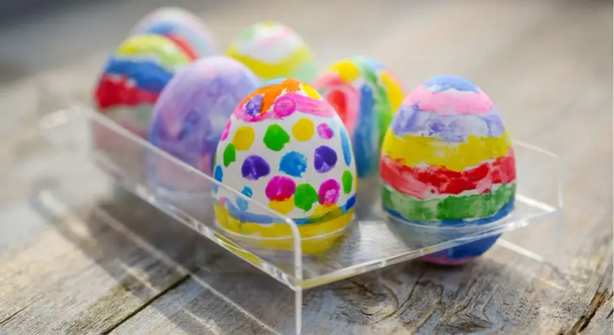 Huevos de Pascua decorados con vibrantes colores y patrones, listos para la búsqueda. ¡Un festín visual de colorear huevos de Pascua!