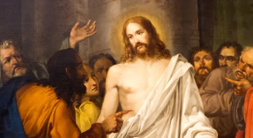 Ein Mann zeigt auf Jesus, der von einer Menge umgeben ist. Die Frage "warum Jesus von Nazareth" wird in diesem Moment der Anklage oder des Zweifels gestellt.