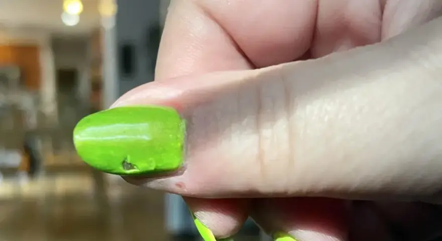 Zastanawiasz się, ile schnie lakier do paznokci? Ten jaskrawozielony manicure wygląda na świeżo pomalowany, ale czy jest już suchy?