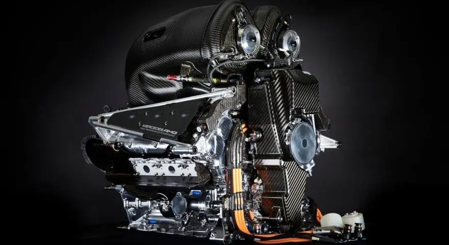 Motor Mercedes-AMG de alta tecnología, anticipando los motores F1 2026. Diseño complejo en fibra de carbono y metal pulido.