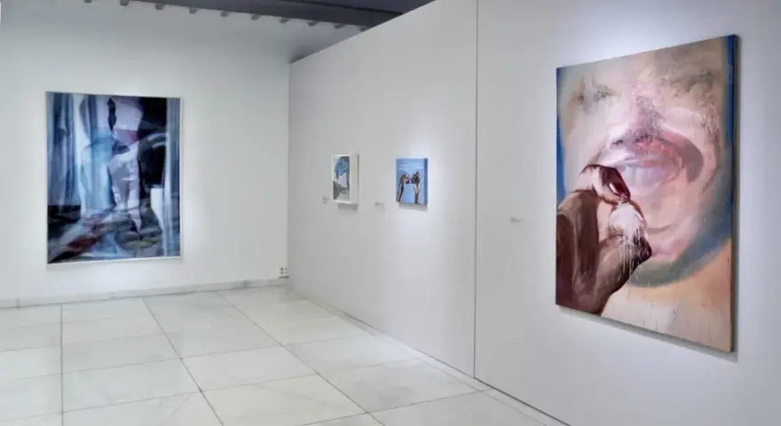 Galeria sztuki z abstrakcyjnymi obrazami. Inspiracja, jak zaprojektować zaproszenie na wernisaż lub premierę książki, może przyjść z tych dzieł.