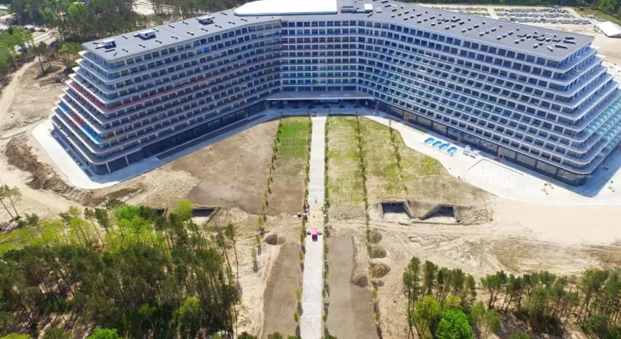 Ogromny hotel Gołębiewski w Pobierowie, z tarasami i basenem. Ile pokoi ma hotel Gołębiewski w Pobierowie? Tego nie widać, ale jest ich mnóstwo!