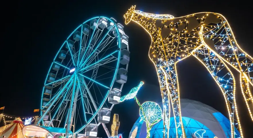 Leuchtende Giraffe und Riesenrad auf einem Jahrmarkt, perfekt für Winterferien Thüringen 2026.